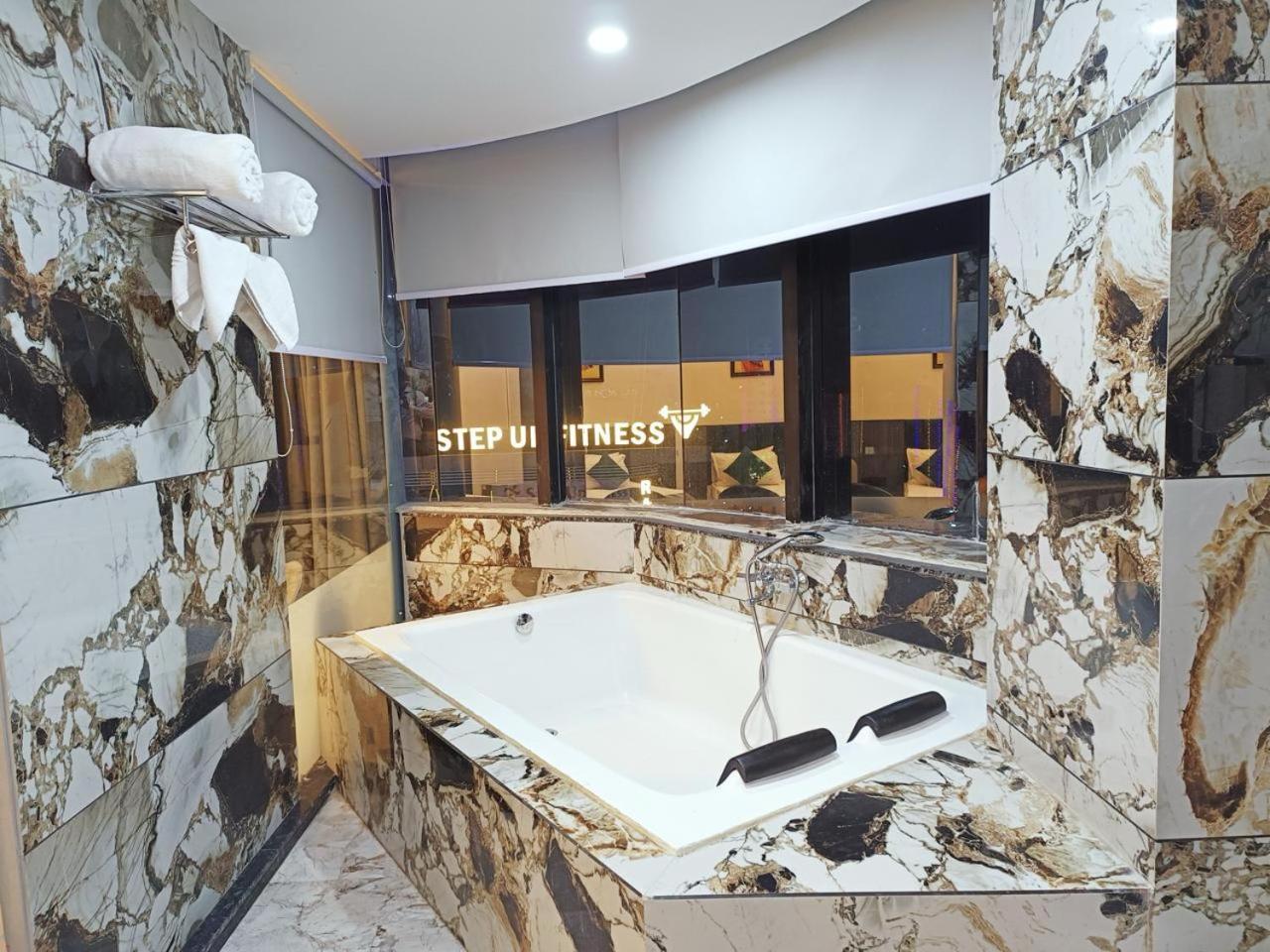 Hotel The Parker Inn By Kbnt Group Σουράτ Εξωτερικό φωτογραφία